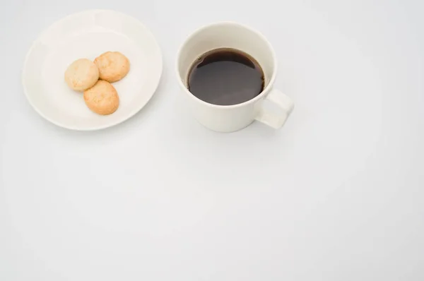 Café Noir Dans Une Tasse Assiette Avec Biscuits Sur Fond — Photo