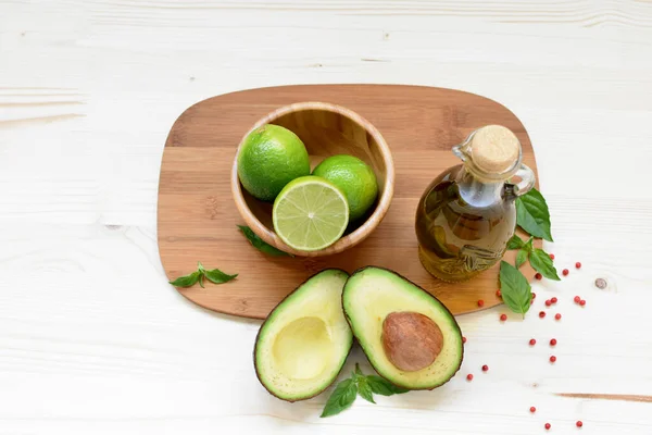 Chupito Aguacate Fresco Limón Albahaca Una Botella Aceite Oliva Una —  Fotos de Stock