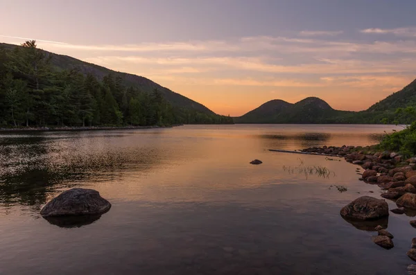 Vibrante Reflexão Pôr Sol Sobre Lagoa Jordânia Parque Nacional Acadia — Fotografia de Stock