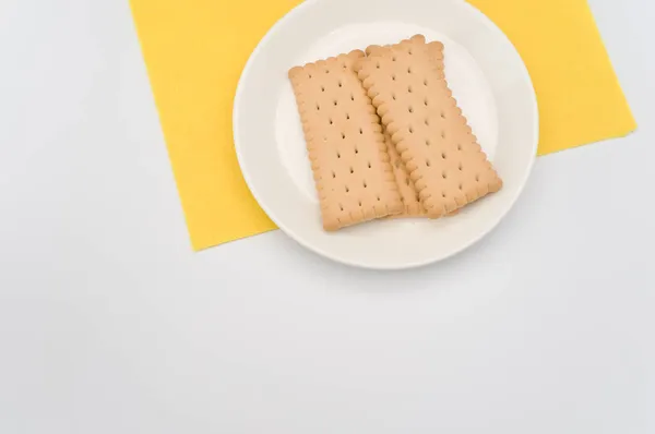 Plaque Blanche Avec Biscuits Sur Fond Blanc Avec Espace Copie — Photo