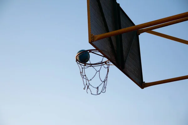 Een Schilderachtig Schot Van Een Bal Lucht Die Mand Valt — Stockfoto