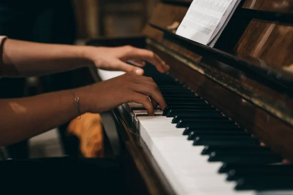 Mãos Uma Fêmea Tocando Piano — Fotografia de Stock