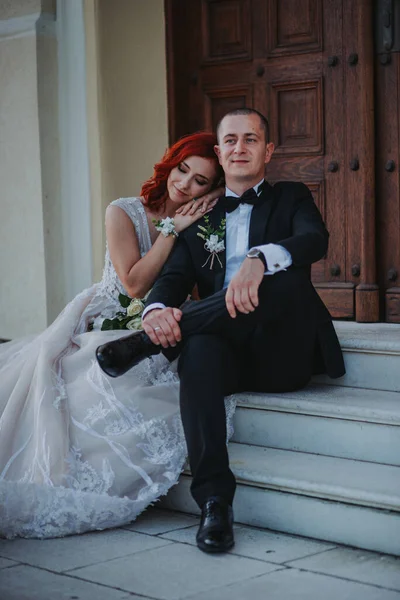 Vertical Shot Groom Bride Red Hair Holding Each Other Posing — Stock Photo, Image