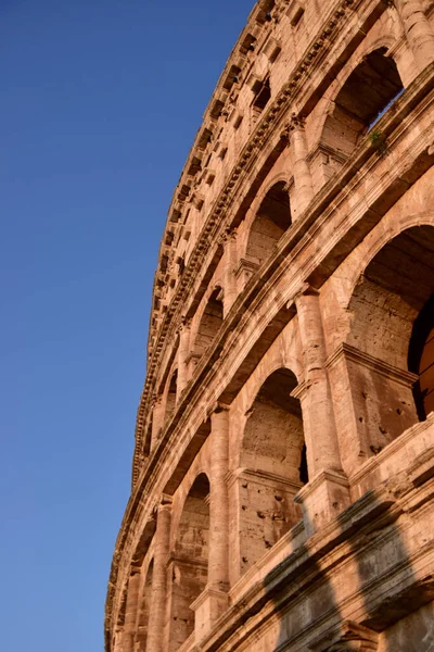 Colpo Verticale Del Colosseo Roma Italia Contro Cielo Blu — Foto Stock