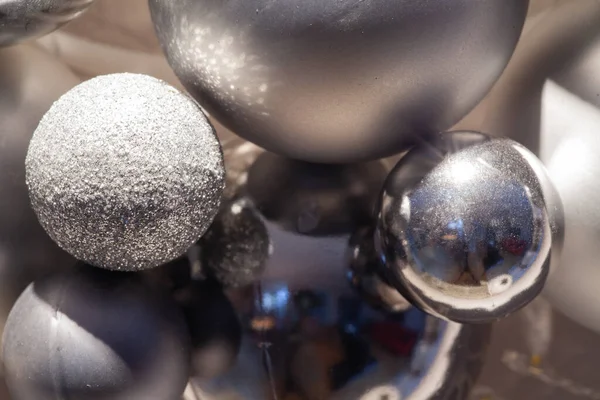 Details Van Een Adventskrans Met Glanzende Kerstballen — Stockfoto