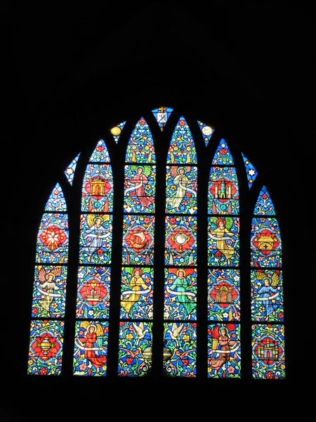 法国圣玛丽 杜蒙特圣母教堂彩色玻璃艺术的垂直镜头 — 图库照片