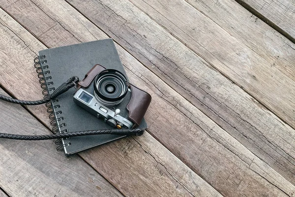 Eine Alte Alte Kamera Mit Notizblock Auf Einer Holzoberfläche — Stockfoto