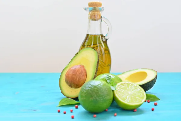 Närbild Avokado Lime Och Burk Olivolja Hälsosamma Dressing Ingredienser — Stockfoto