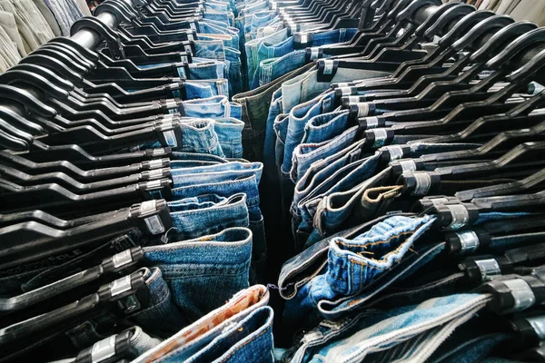 Uma Linha Jeans Pendurados Loja Para Venda — Fotografia de Stock