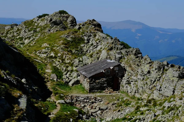 蓝天背景下的山水美景 — 图库照片