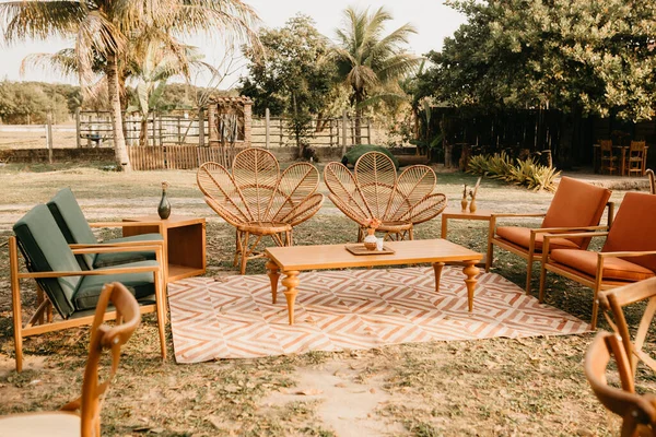 一个漂亮的当代装饰 有木制椅子和花园里的桌子 — 图库照片