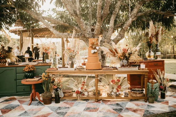 Heerlijke Bruidstaart Tafel Met Prachtige Bloemdecoraties — Stockfoto