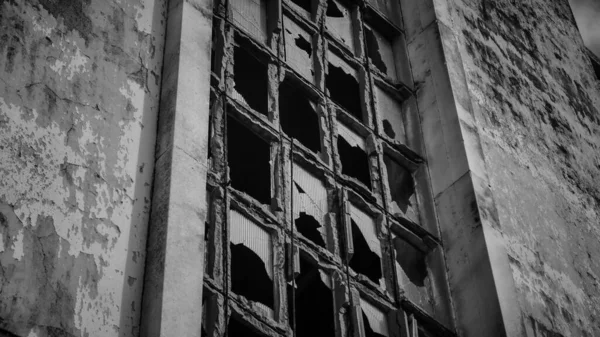 Zdjęcie Skali Szarości Starych Wybitych Okien Opuszczonego Budynku Horr — Zdjęcie stockowe