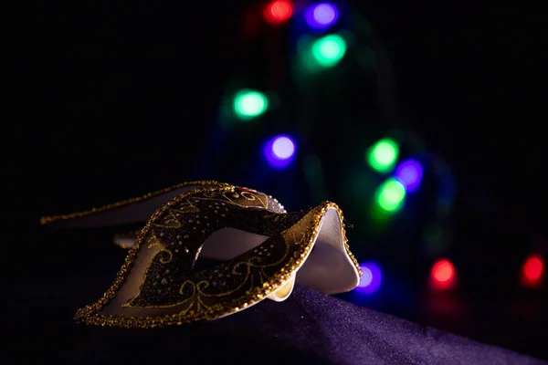 Máscara Dourada Carnaval Com Luzes Natal Coloridas Fundo — Fotografia de Stock