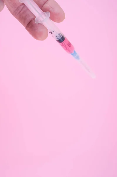 Isolerad Injektionsspruta Rosa Bakgrund Med Textutrymme — Stockfoto