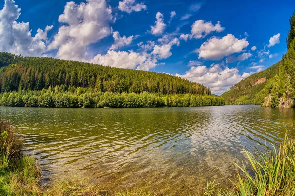 Захватывающий Вид Озеро Окруженное Зелеными Горами Голубым Небом — стоковое фото