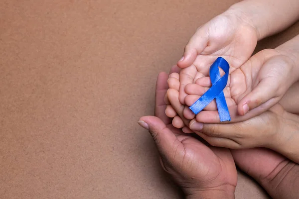 Mani Che Tengono Consapevolezza Del Cancro Alla Tiroide Nastro Blu — Foto Stock