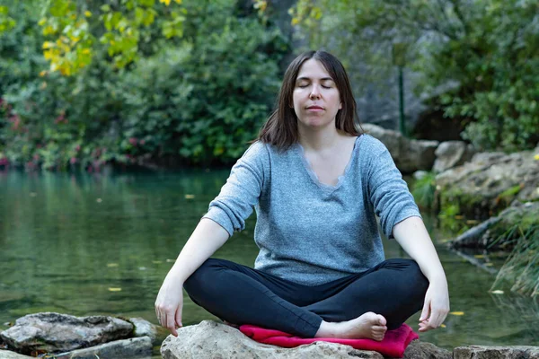 Jovem Morena Fazendo Ioga Meditação Rio Montanha Alta Com Lago — Fotografia de Stock