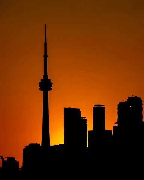 Vertikální Záběr Siluety Tower Během Zlatého Západu Slunce Torontu Kanadě — Stock fotografie