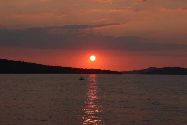 Sebuah Matahari Terbenam Mempesona Atas Laut Tenang Kroasia — Stok Foto