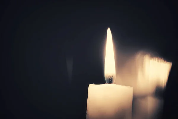 在夜色朦胧的背景下 一支点燃的蜡烛的近照 — 图库照片