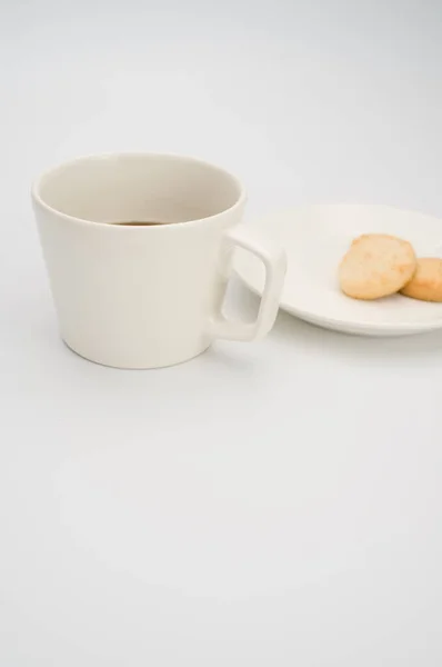 Μαύρο Καφέ Κούπα Και Πιάτο Μπισκότα Λευκό Φόντο Χώρο Αντίγραφο — Φωτογραφία Αρχείου