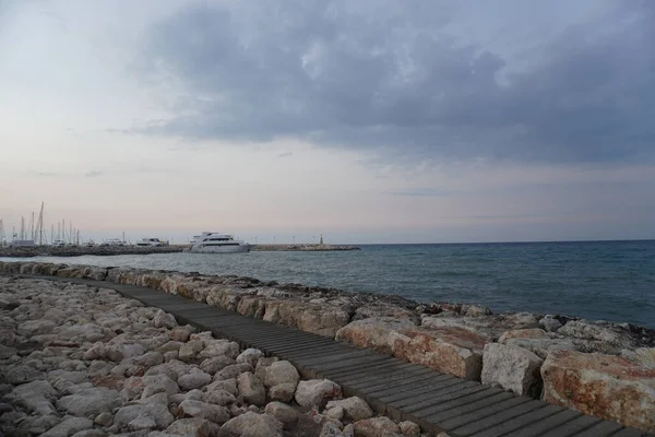 Sebuah Lanskap Pelabuhan Paphos Dikelilingi Oleh Laut Siprus — Stok Foto