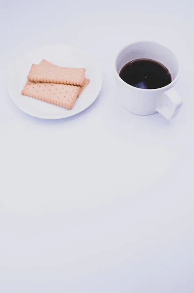 Черный Кофе Кружке Пластины Печеньем Белом Фоне Копировальным Местом — стоковое фото