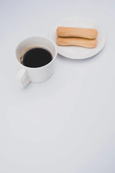 Café Negro Una Taza Plato Con Galletas Savoiardi Sobre Fondo —  Fotos de Stock