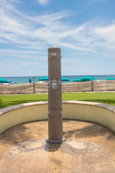 Pionowe Zdjęcie Stacji Mycia Stóp Przy Plaży Deerfield Beach Floryda — Zdjęcie stockowe