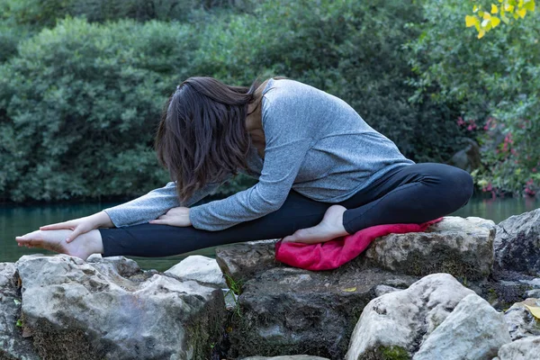 Fiatal Barna Lány Jógázik Meditál Egy Magas Hegyi Folyón Egy — Stock Fotó