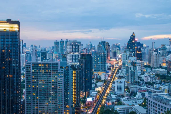 Das Stadtbild Die Skytrain Eisenbahn Und Der Wolkenkratzer Von Bangkok — Stockfoto