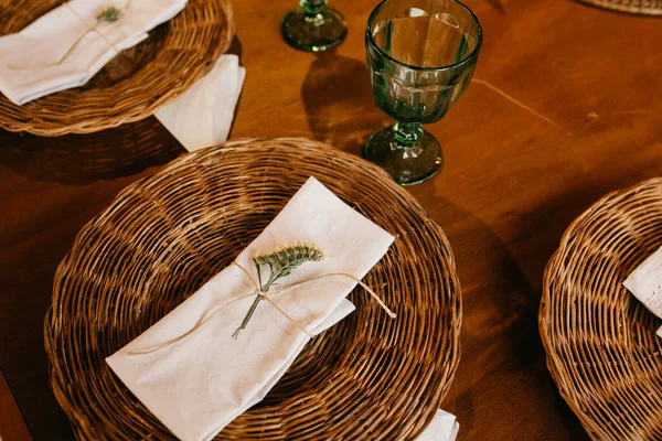 Närbild Dekorativ Korgvide Platta Med Ett Glas Och Servett Bröllopsbordet — Stockfoto