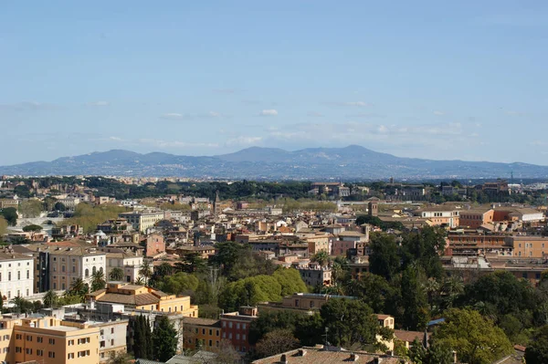 Tiro Horizontal Uma Bela Cidade Sob Céu Azul Roma Itália — Fotografia de Stock