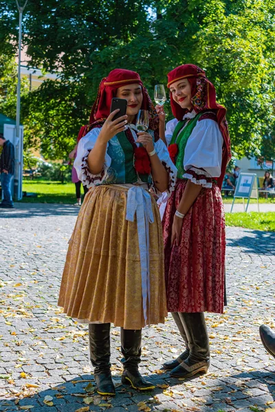 Uherske Hradiste Чешская Республика Сентября 2021 Вертикальный Снимок Двух Женщин — стоковое фото
