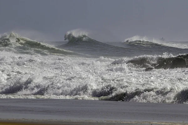 Ondas Que Quebram Uma Praia Norte Costa Portuguesa Mar Áspero — Fotografia de Stock