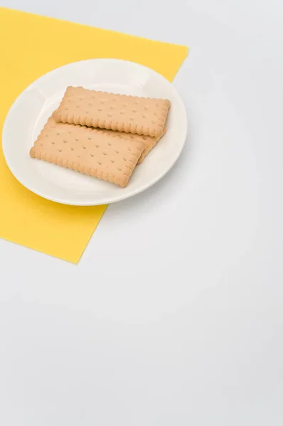 Placa Branca Com Biscoitos Fundo Branco Com Espaço Cópia — Fotografia de Stock