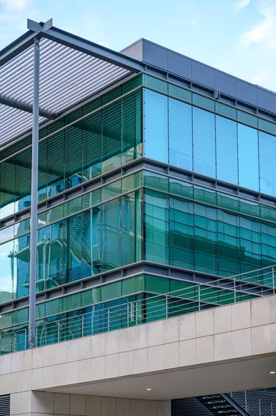 现代未来派玻璃商业大厦 — 图库照片