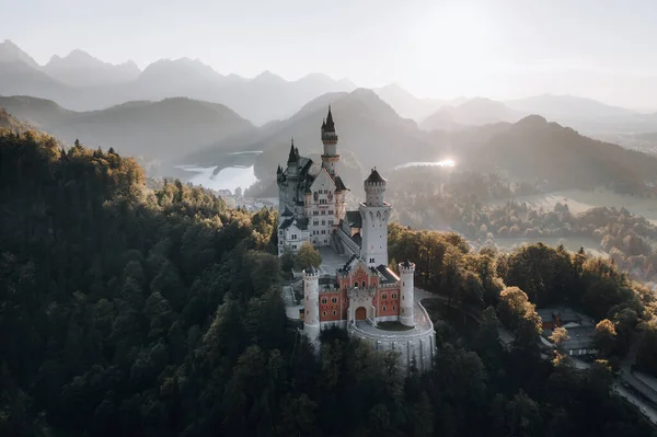 德国山上宏伟的新斯旺斯坦城堡的迷人风景 — 图库照片