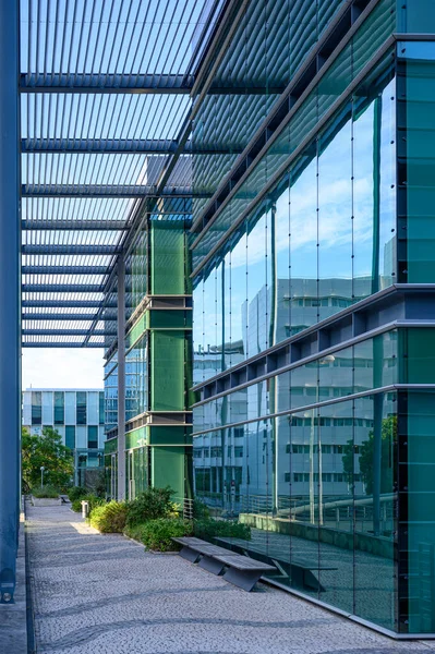 现代未来派玻璃商业大厦 — 图库照片