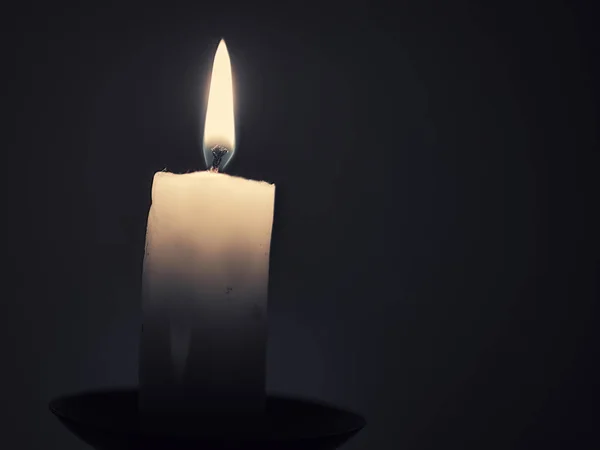 Nahaufnahme Einer Brennenden Kerze Der Nacht Mit Verschwommenem Hintergrund — Stockfoto