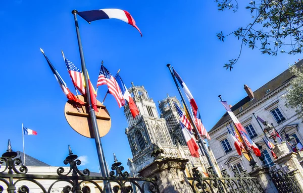 Живописный Вид Развевающиеся Воздухе Флаги Франции Сша Орлеане Франция — стоковое фото