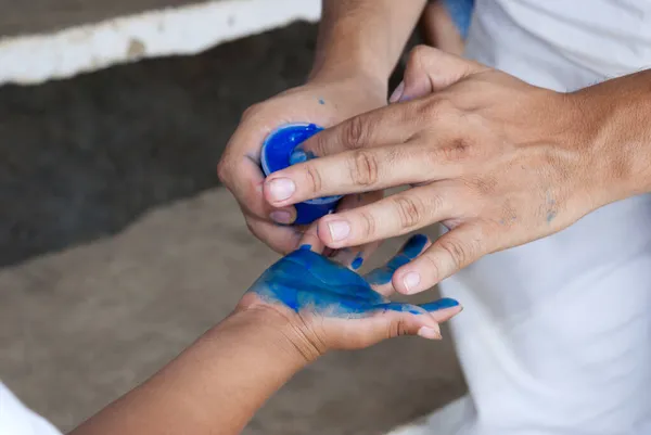 Handen Van Latino Kinderen Schilderen Drinken Water — Stockfoto