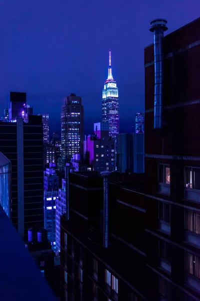 2020年2月7日 一个垂直拍摄的摩天大楼在夜间 — 图库照片