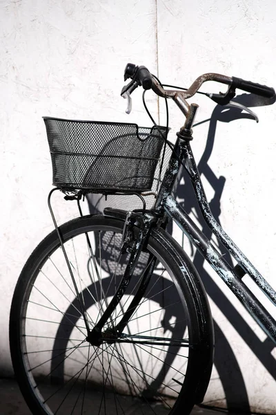 Серый Велосипед Корзиной Прислоненной Стене — стоковое фото