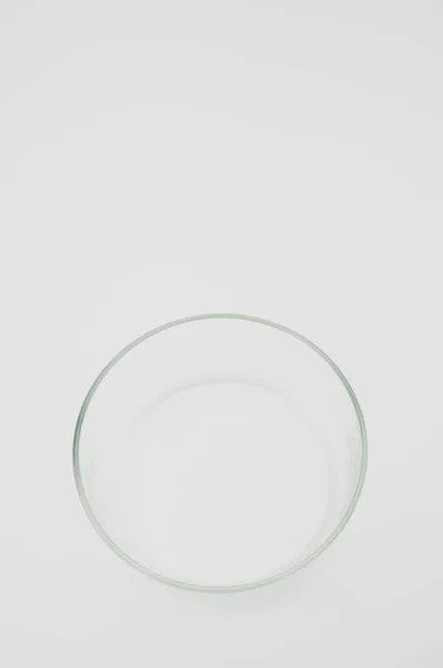 Geïsoleerde Lege Glazen Schaal Een Witte Achtergrond Met Ruimte Voor — Stockfoto