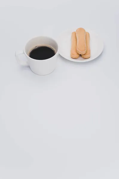 Café Negro Una Taza Plato Con Galletas Savoiardi Sobre Fondo —  Fotos de Stock