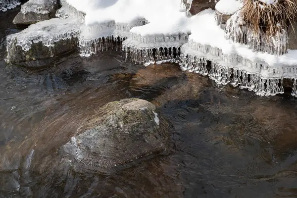 Θέα Του Ποταμού Χειμώνα Όμορφα Σχέδια Πάγου — Φωτογραφία Αρχείου