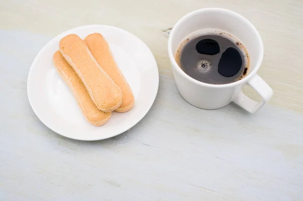 Café Negro Una Taza Plato Con Galletas Savoiardi Sobre Fondo —  Fotos de Stock