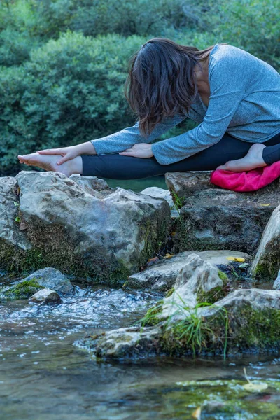 Jovencita Morena Haciendo Yoga Meditación Río Alta Montaña Con Lago —  Fotos de Stock